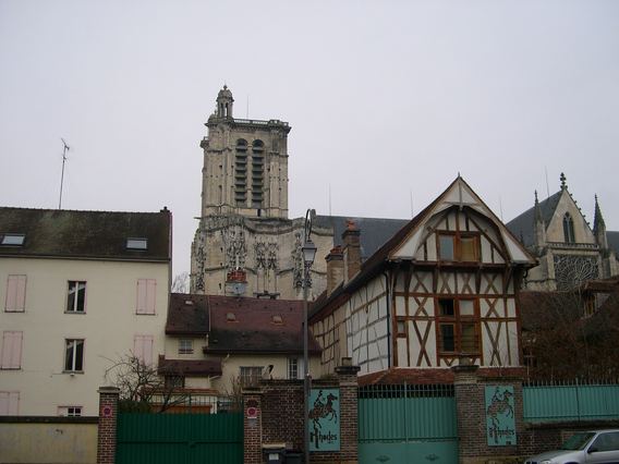  maisons et cathédrale, rue Camusat